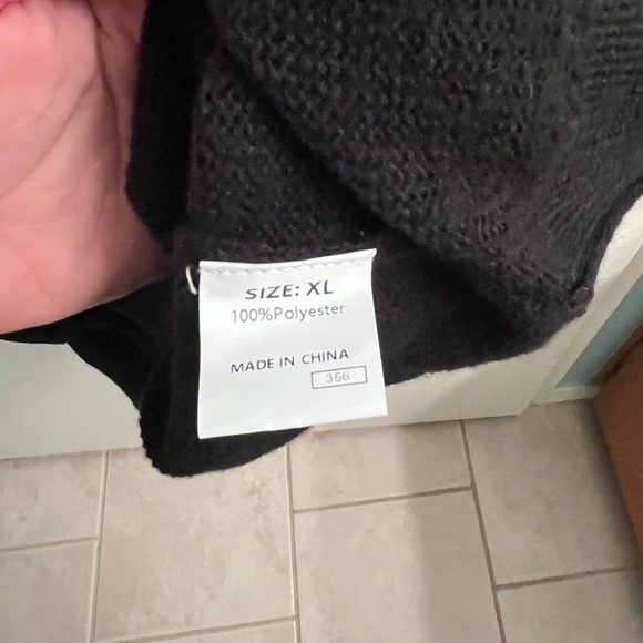 Heart Graphic “Howdy”Black Sweater - Picture 6 of 8